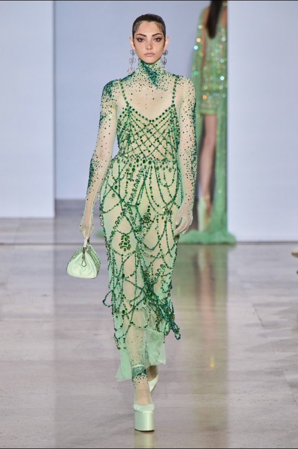 مجموعة دار جورج حبيقة Eternal Gifts  افتتحت العرض مؤثرة الموضة الألمانية ليوني هان بفستان قصير باللون الفضي تميّز بسلاسل معدنية ثلاثية الأبعاد