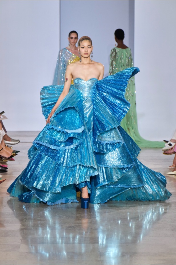 مجموعة دار جورج حبيقة Eternal Gifts  افتتحت العرض مؤثرة الموضة الألمانية ليوني هان بفستان قصير باللون الفضي تميّز بسلاسل معدنية ثلاثية الأبعاد