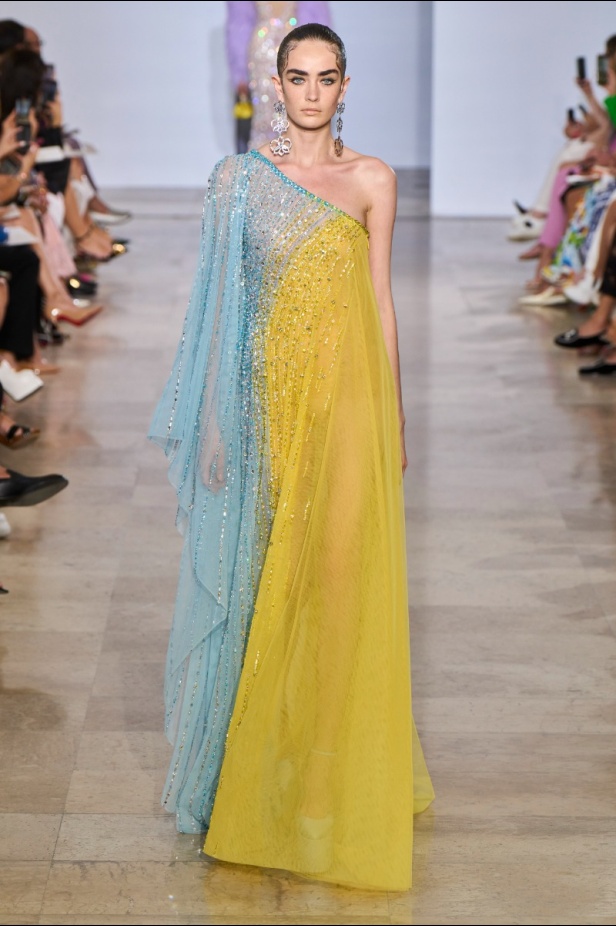 مجموعة دار جورج حبيقة Eternal Gifts  افتتحت العرض مؤثرة الموضة الألمانية ليوني هان بفستان قصير باللون الفضي تميّز بسلاسل معدنية ثلاثية الأبعاد