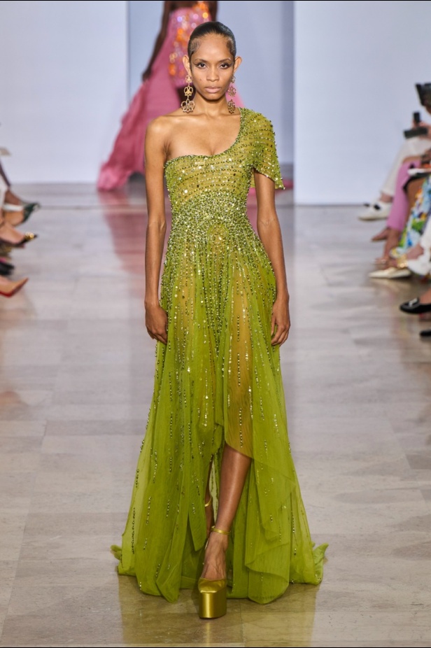 مجموعة دار جورج حبيقة Eternal Gifts  افتتحت العرض مؤثرة الموضة الألمانية ليوني هان بفستان قصير باللون الفضي تميّز بسلاسل معدنية ثلاثية الأبعاد