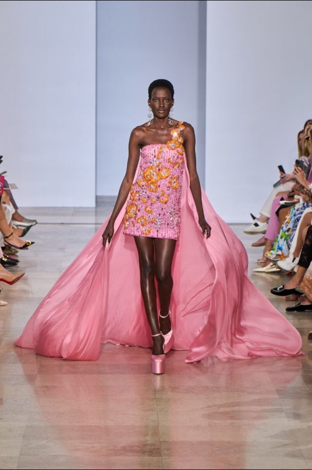 مجموعة دار جورج حبيقة Eternal Gifts  افتتحت العرض مؤثرة الموضة الألمانية ليوني هان بفستان قصير باللون الفضي تميّز بسلاسل معدنية ثلاثية الأبعاد