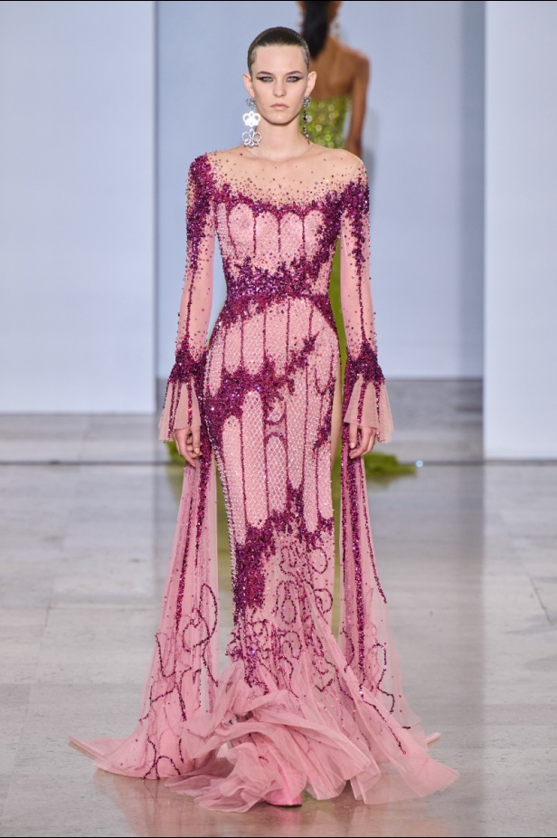 مجموعة دار جورج حبيقة Eternal Gifts  افتتحت العرض مؤثرة الموضة الألمانية ليوني هان بفستان قصير باللون الفضي تميّز بسلاسل معدنية ثلاثية الأبعاد