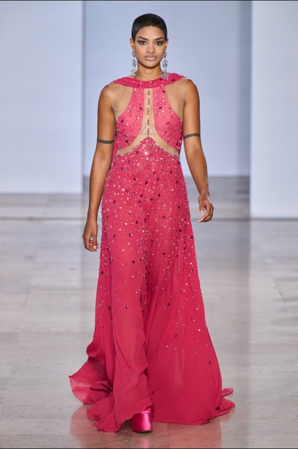 مجموعة دار جورج حبيقة Eternal Gifts  افتتحت العرض مؤثرة الموضة الألمانية ليوني هان بفستان قصير باللون الفضي تميّز بسلاسل معدنية ثلاثية الأبعاد