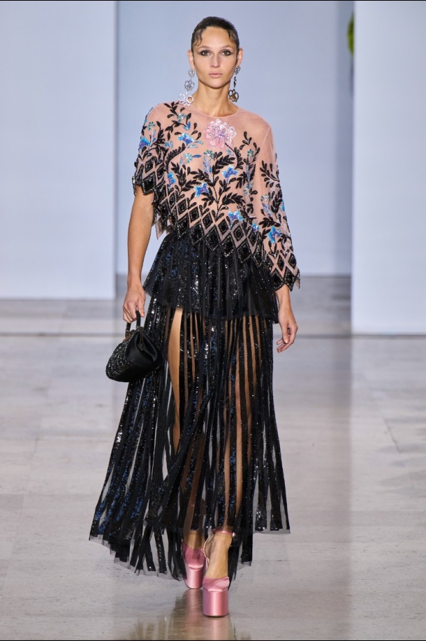 مجموعة دار جورج حبيقة Eternal Gifts  افتتحت العرض مؤثرة الموضة الألمانية ليوني هان بفستان قصير باللون الفضي تميّز بسلاسل معدنية ثلاثية الأبعاد