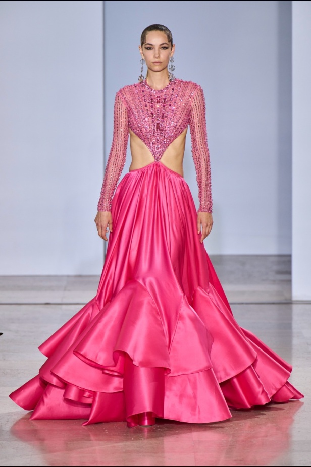 مجموعة دار جورج حبيقة Eternal Gifts  افتتحت العرض مؤثرة الموضة الألمانية ليوني هان بفستان قصير باللون الفضي تميّز بسلاسل معدنية ثلاثية الأبعاد