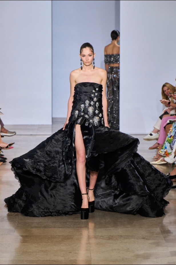 مجموعة دار جورج حبيقة Eternal Gifts  افتتحت العرض مؤثرة الموضة الألمانية ليوني هان بفستان قصير باللون الفضي تميّز بسلاسل معدنية ثلاثية الأبعاد