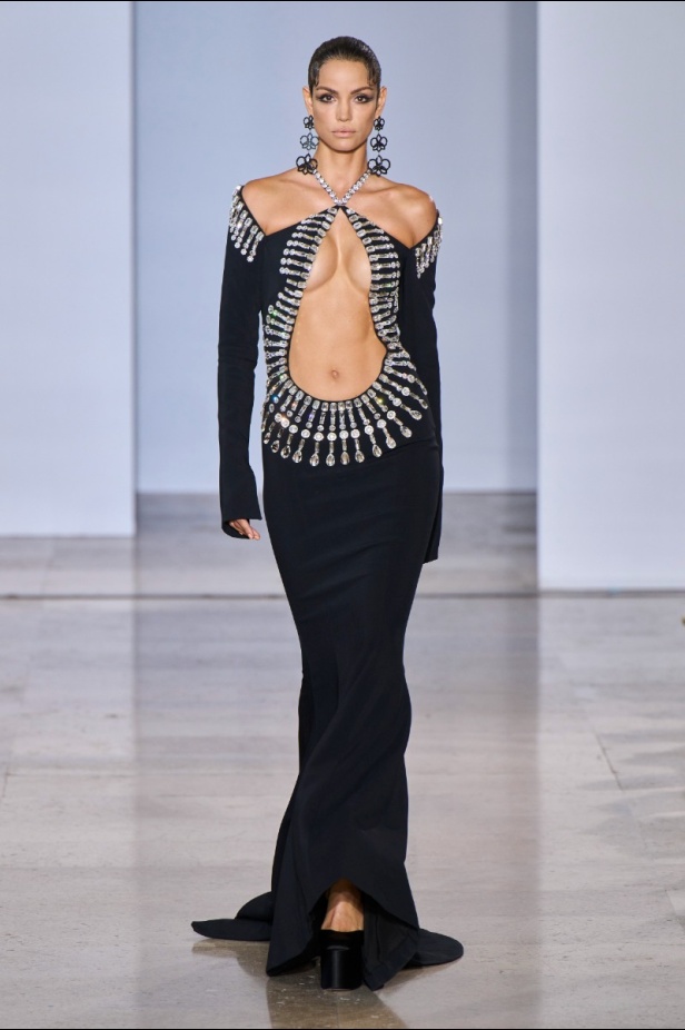 مجموعة دار جورج حبيقة Eternal Gifts  افتتحت العرض مؤثرة الموضة الألمانية ليوني هان بفستان قصير باللون الفضي تميّز بسلاسل معدنية ثلاثية الأبعاد