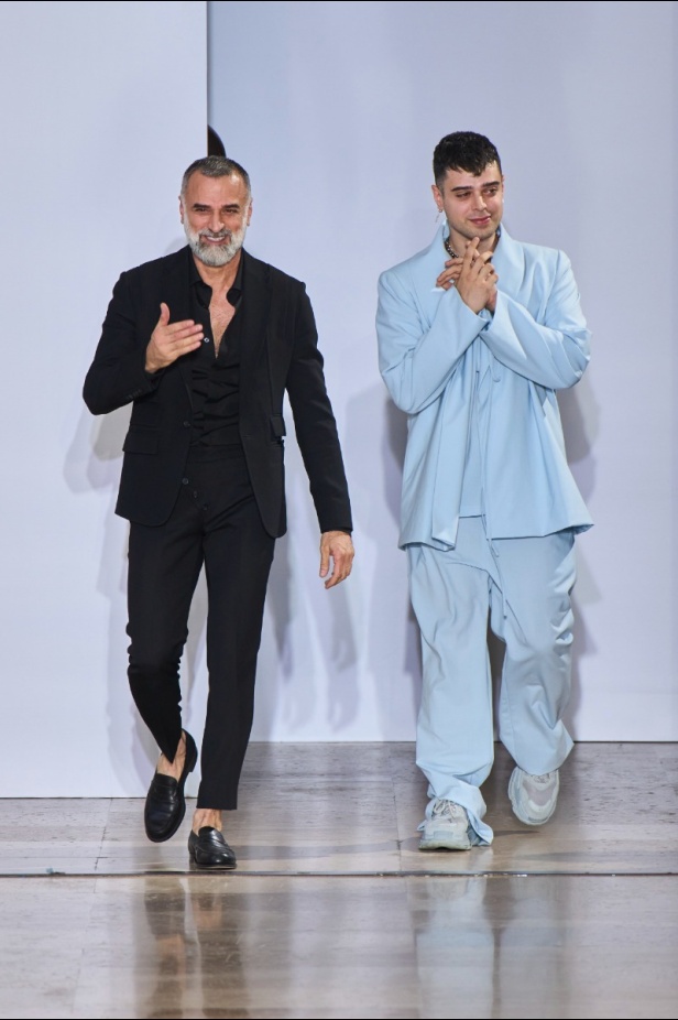 مجموعة دار جورج حبيقة Eternal Gifts  افتتحت العرض مؤثرة الموضة الألمانية ليوني هان بفستان قصير باللون الفضي تميّز بسلاسل معدنية ثلاثية الأبعاد