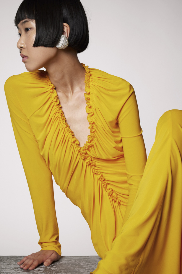 عرض أزياء Maison Rabih Kayrouz للهوت كوتور 2022 يحيي موضة القصات الفضفاضة