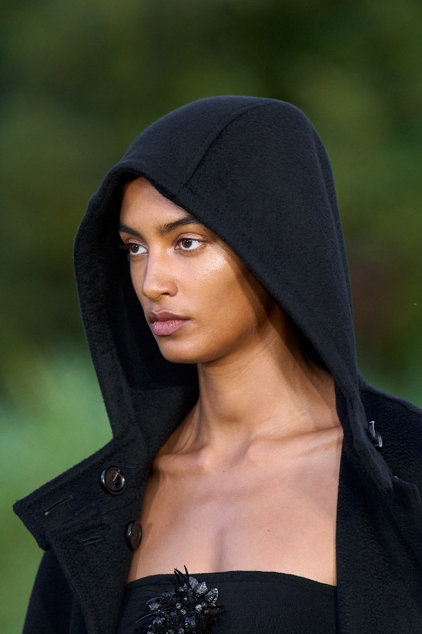 اطلالات جمالية من عرض أزياء Max Mara Resort 2023