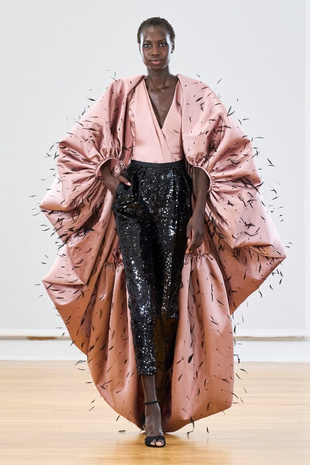 مجموعة رامي العلي لخريف وشتاء 2023 تستحضر جمال الستينيات بتصاميمها الكلاسيكية المفعمة بالحيوية