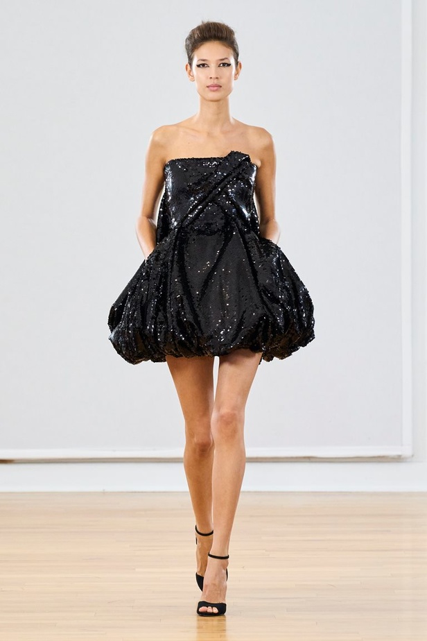 مجموعة رامي العلي لخريف وشتاء 2023 تستحضر جمال الستينيات بتصاميمها الكلاسيكية المفعمة بالحيوية