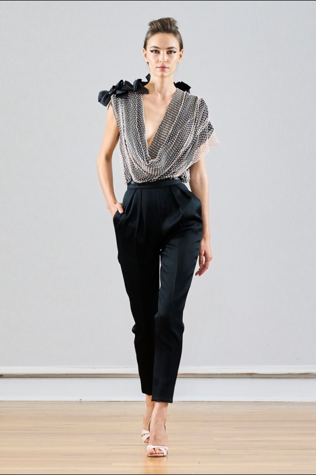 مجموعة رامي العلي لخريف وشتاء 2023 تستحضر جمال الستينيات بتصاميمها الكلاسيكية المفعمة بالحيوية