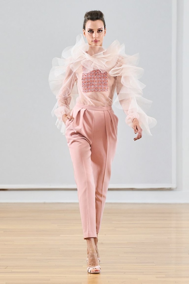 مجموعة رامي العلي لخريف وشتاء 2023 تستحضر جمال الستينيات بتصاميمها الكلاسيكية المفعمة بالحيوية