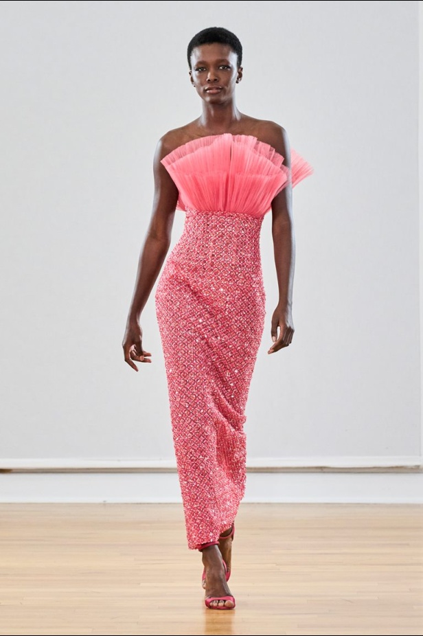 مجموعة رامي العلي لخريف وشتاء 2023 تستحضر جمال الستينيات بتصاميمها الكلاسيكية المفعمة بالحيوية