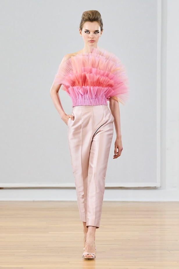 مجموعة رامي العلي لخريف وشتاء 2023 تستحضر جمال الستينيات بتصاميمها الكلاسيكية المفعمة بالحيوية