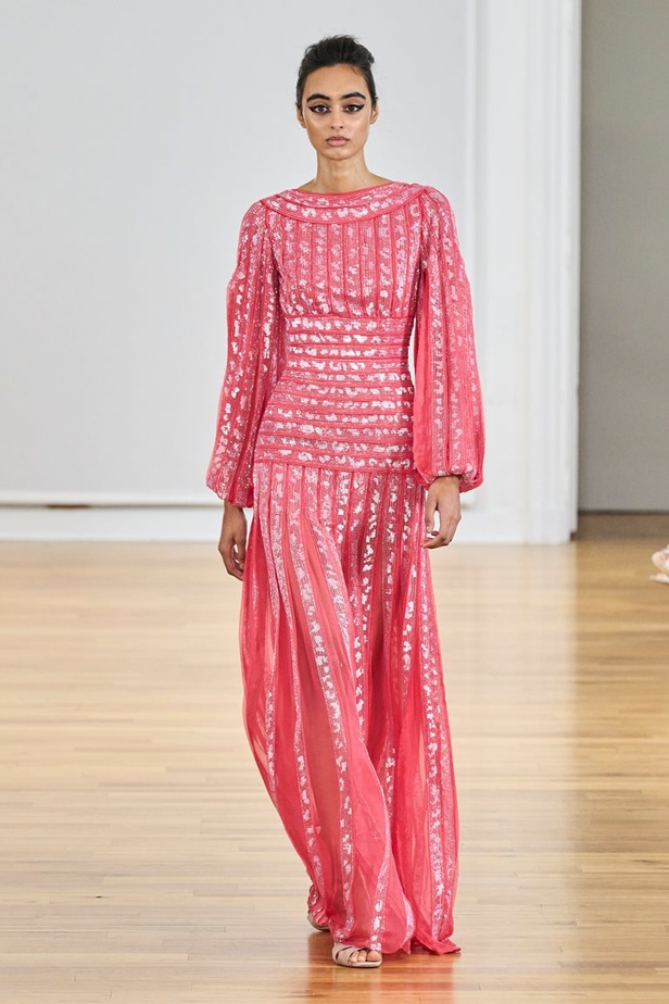 مجموعة رامي العلي لخريف وشتاء 2023 تستحضر جمال الستينيات بتصاميمها الكلاسيكية المفعمة بالحيوية