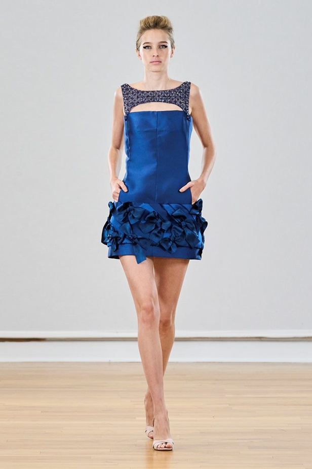 مجموعة رامي العلي لخريف وشتاء 2023 تستحضر جمال الستينيات بتصاميمها الكلاسيكية المفعمة بالحيوية