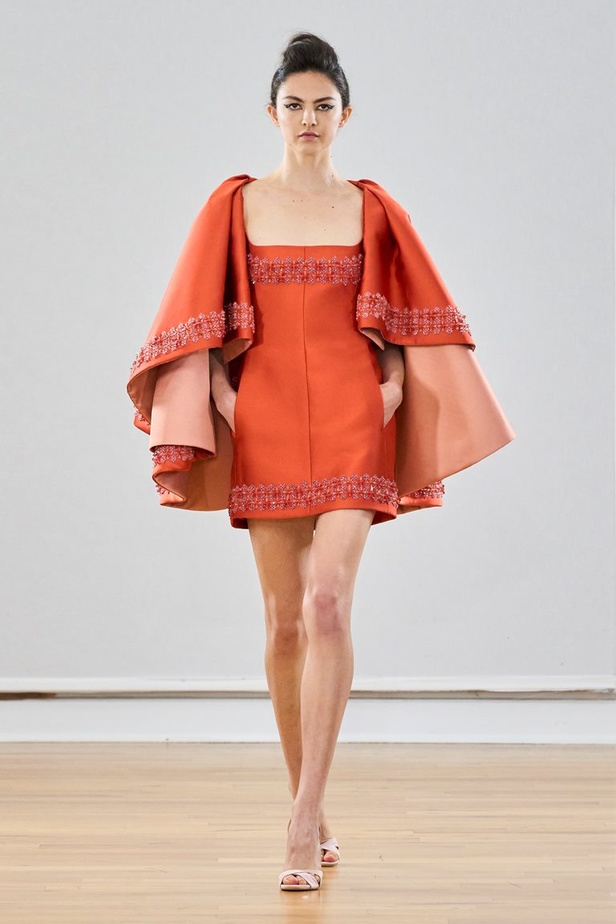 مجموعة رامي العلي لخريف وشتاء 2023 تستحضر جمال الستينيات بتصاميمها الكلاسيكية المفعمة بالحيوية