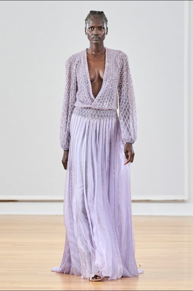 مجموعة رامي العلي لخريف وشتاء 2023 تستحضر جمال الستينيات بتصاميمها الكلاسيكية المفعمة بالحيوية