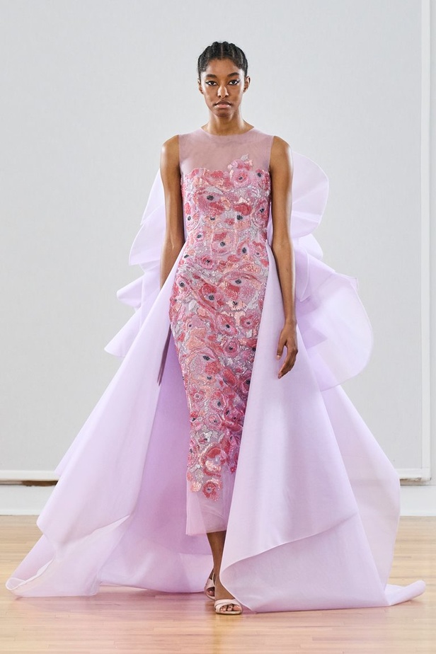 مجموعة رامي العلي لخريف وشتاء 2023 تستحضر جمال الستينيات بتصاميمها الكلاسيكية المفعمة بالحيوية