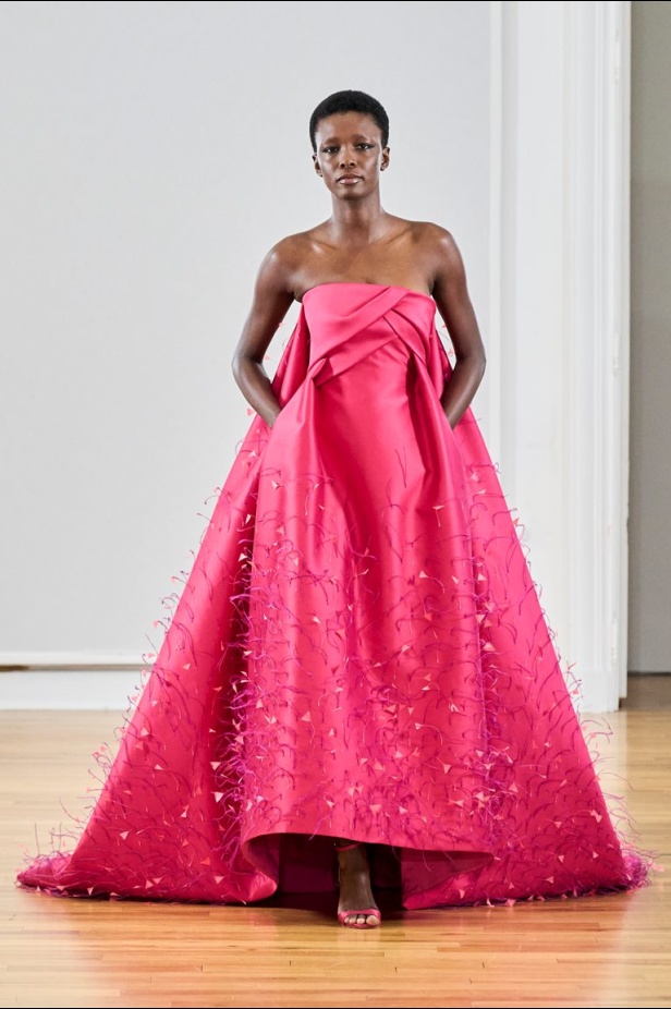 مجموعة رامي العلي لخريف وشتاء 2023 تستحضر جمال الستينيات بتصاميمها الكلاسيكية المفعمة بالحيوية