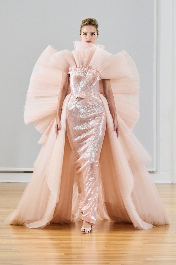 مجموعة رامي العلي لخريف وشتاء 2023 تستحضر جمال الستينيات بتصاميمها الكلاسيكية المفعمة بالحيوية