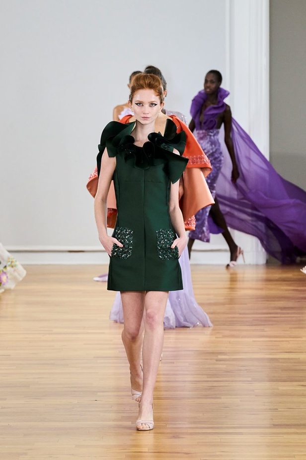 مجموعة رامي العلي لخريف وشتاء 2023 تستحضر جمال الستينيات بتصاميمها الكلاسيكية المفعمة بالحيوية