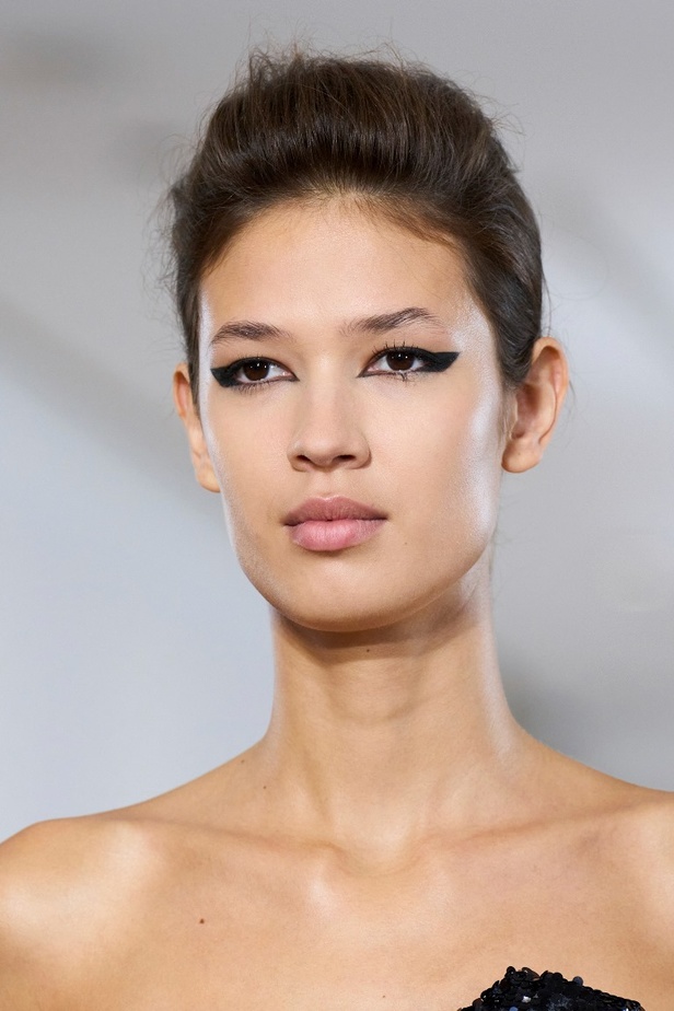 مجموعة رامي العلي لخريف وشتاء 2023 تستحضر جمال الستينيات بتصاميمها الكلاسيكية المفعمة بالحيوية