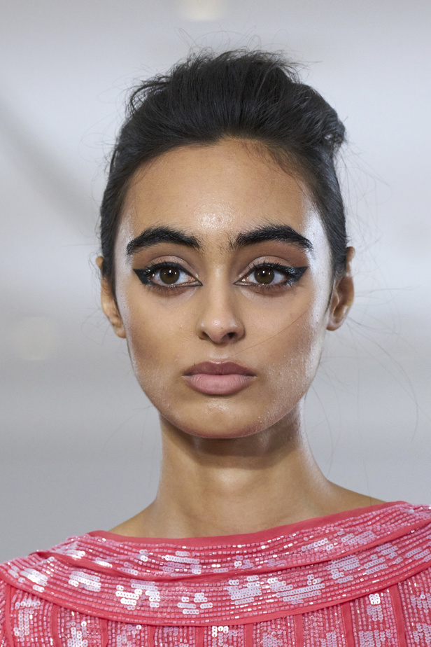 مجموعة رامي العلي لخريف وشتاء 2023 تستحضر جمال الستينيات بتصاميمها الكلاسيكية المفعمة بالحيوية