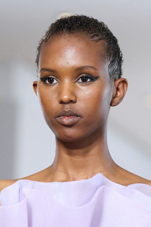 مجموعة رامي العلي لخريف وشتاء 2023 تستحضر جمال الستينيات بتصاميمها الكلاسيكية المفعمة بالحيوية