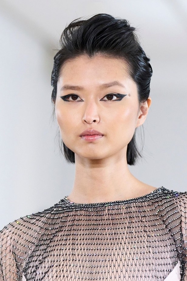 مجموعة رامي العلي لخريف وشتاء 2023 تستحضر جمال الستينيات بتصاميمها الكلاسيكية المفعمة بالحيوية