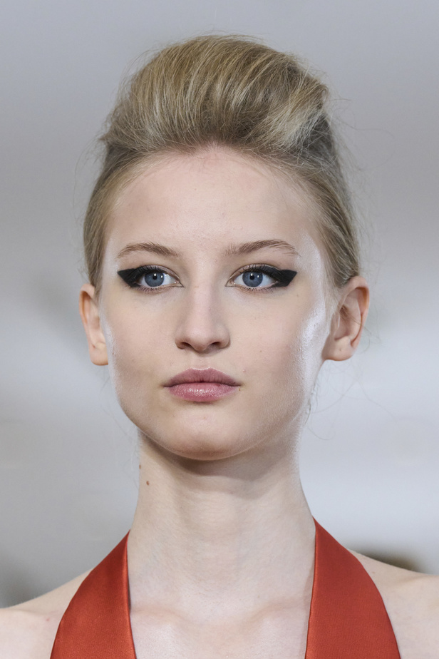 مجموعة رامي العلي لخريف وشتاء 2023 تستحضر جمال الستينيات بتصاميمها الكلاسيكية المفعمة بالحيوية