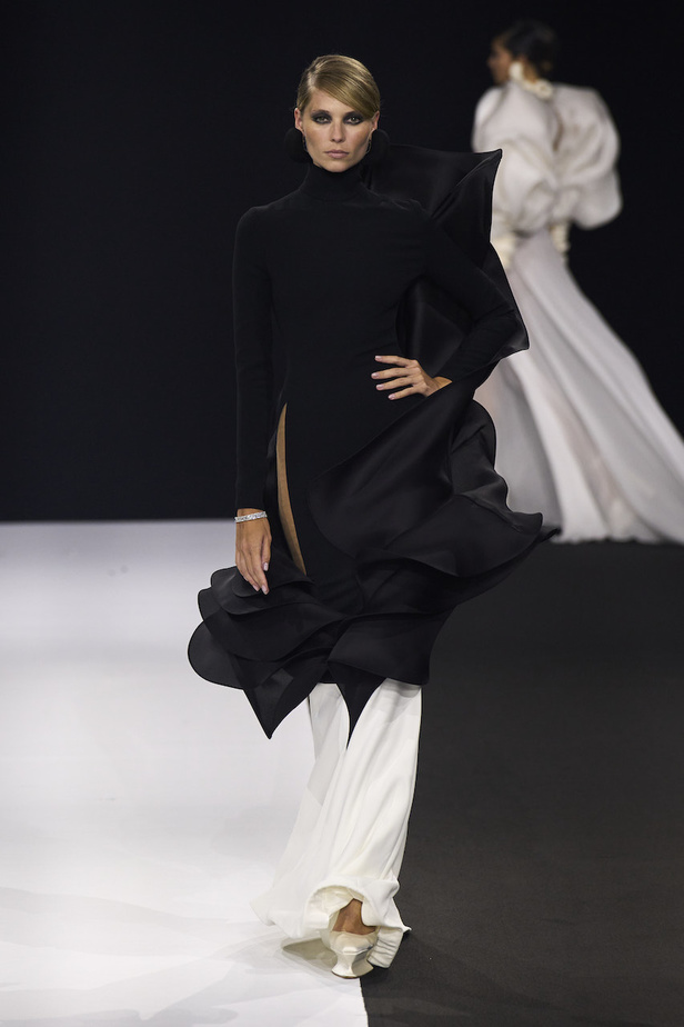 من مجموعة ستيفان رولان للهوت كوتور لموسم خريف وشتاء 2022