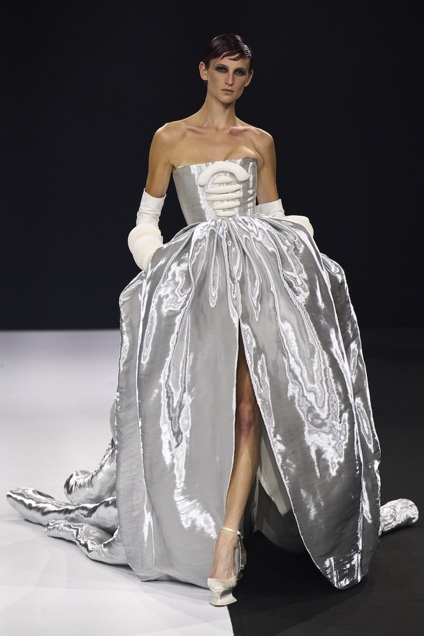 من مجموعة ستيفان رولان للهوت كوتور لموسم خريف وشتاء 2022