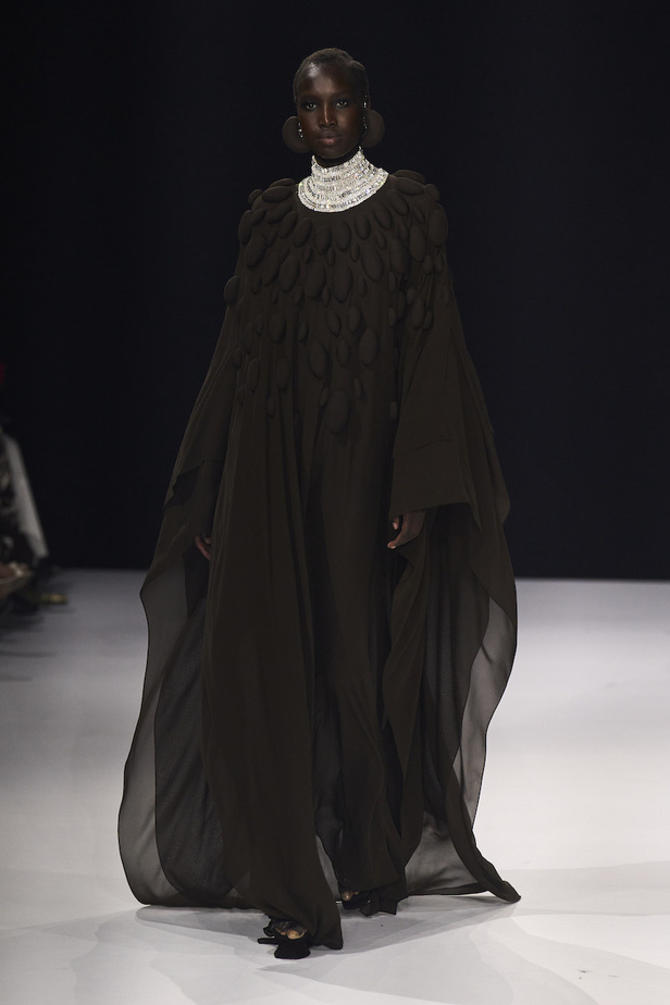 من مجموعة ستيفان رولان للهوت كوتور لموسم خريف وشتاء 2022