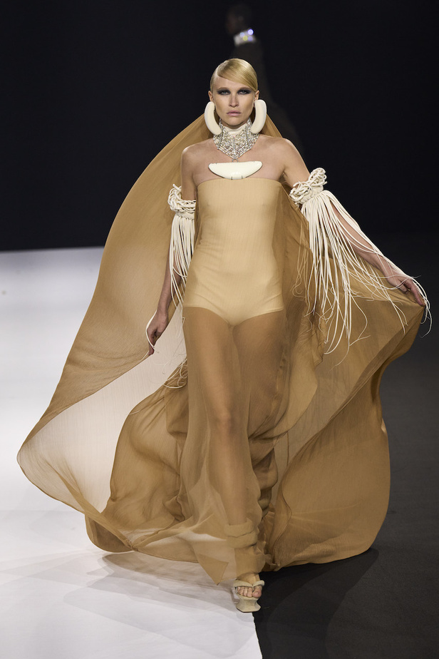 من مجموعة ستيفان رولان للهوت كوتور لموسم خريف وشتاء 2022