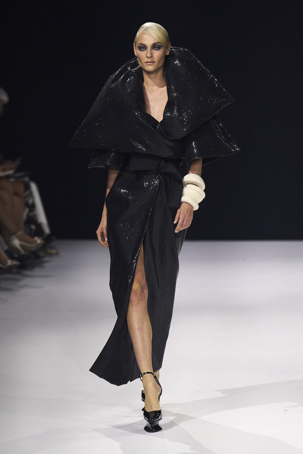 من مجموعة ستيفان رولان للهوت كوتور لموسم خريف وشتاء 2022