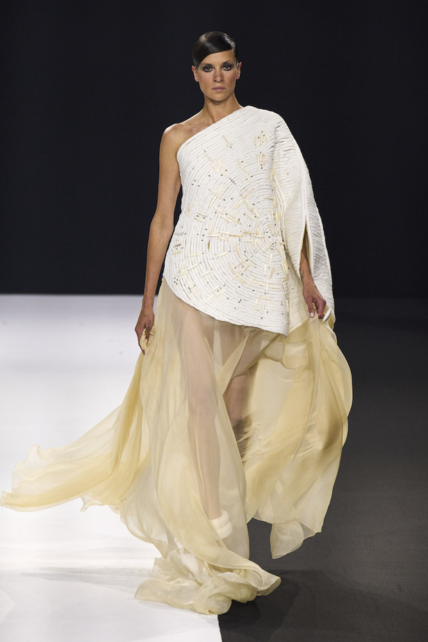 من مجموعة ستيفان رولان للهوت كوتور لموسم خريف وشتاء 2022