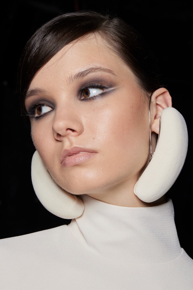 اطلالات جمالية من مجموعة ستيفان رولان للهوت كوتور لخريف وشتاء 2022