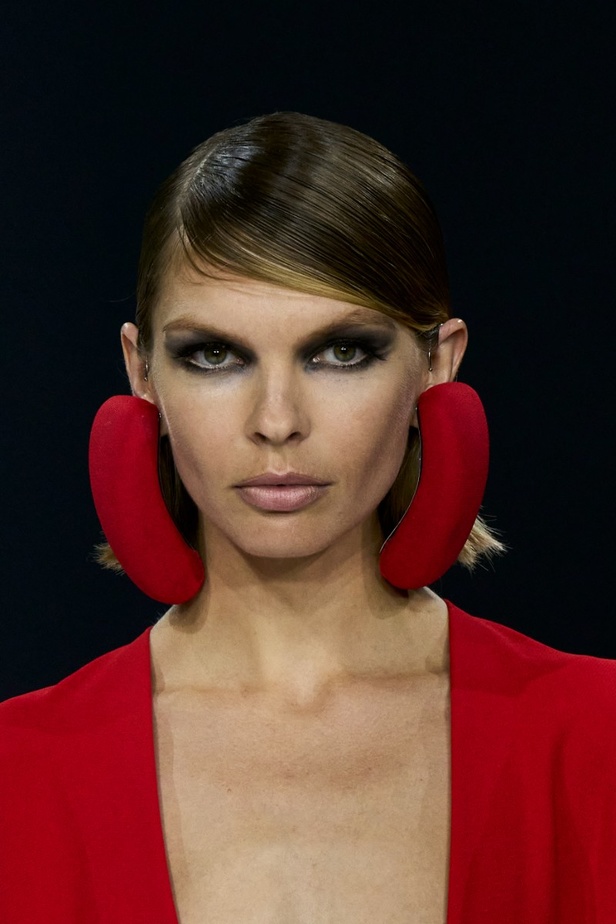 اطلالات جمالية من مجموعة ستيفان رولان للهوت كوتور لخريف وشتاء 2022