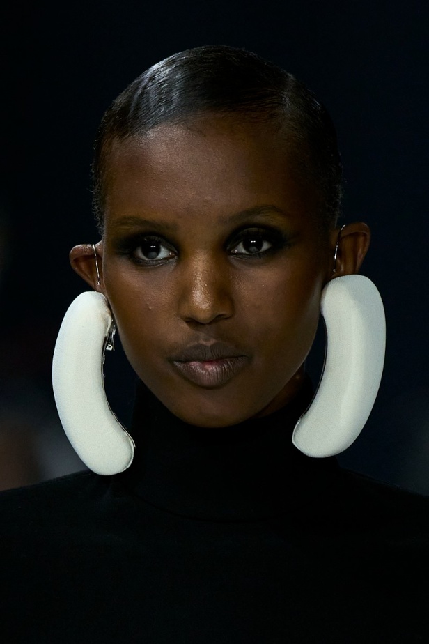 اطلالات جمالية من مجموعة ستيفان رولان للهوت كوتور لخريف وشتاء 2022