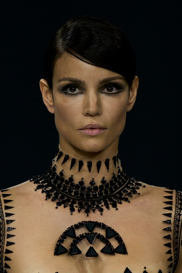 اطلالات جمالية من مجموعة ستيفان رولان للهوت كوتور لخريف وشتاء 2022