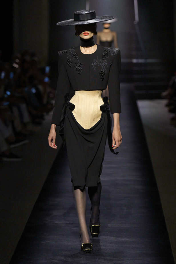 مجموعة Schiaparelli للهوت كوتور تحاكي الجرأة والفخامة في موسم شتاء 2023 