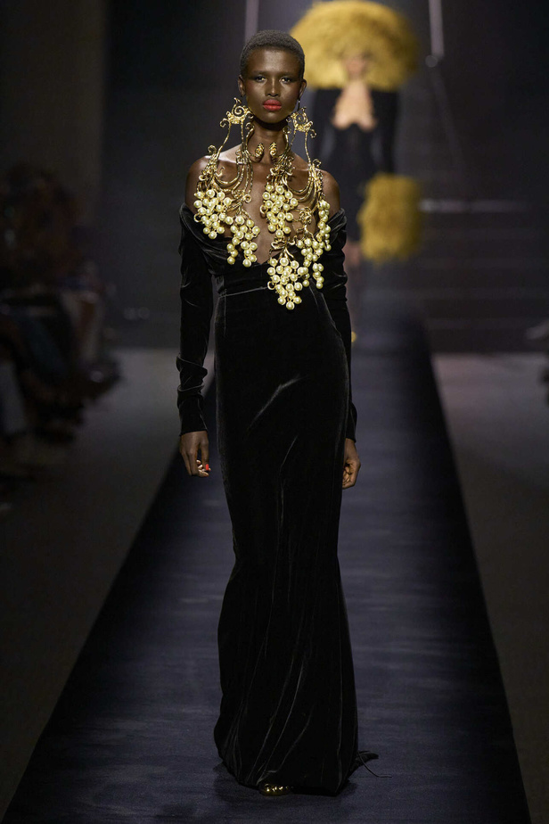 مجموعة Schiaparelli للهوت كوتور تحاكي الجرأة والفخامة في موسم شتاء 2023 