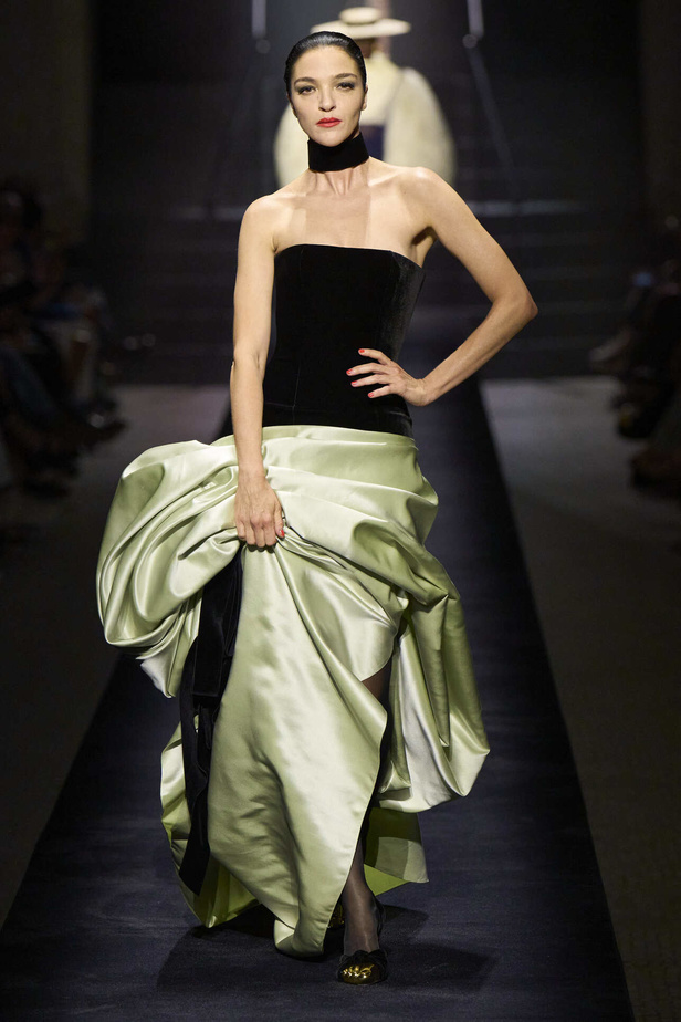 مجموعة Schiaparelli للهوت كوتور تحاكي الجرأة والفخامة في موسم شتاء 2023 