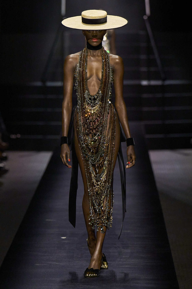 مجموعة Schiaparelli للهوت كوتور تحاكي الجرأة والفخامة في موسم شتاء 2023 