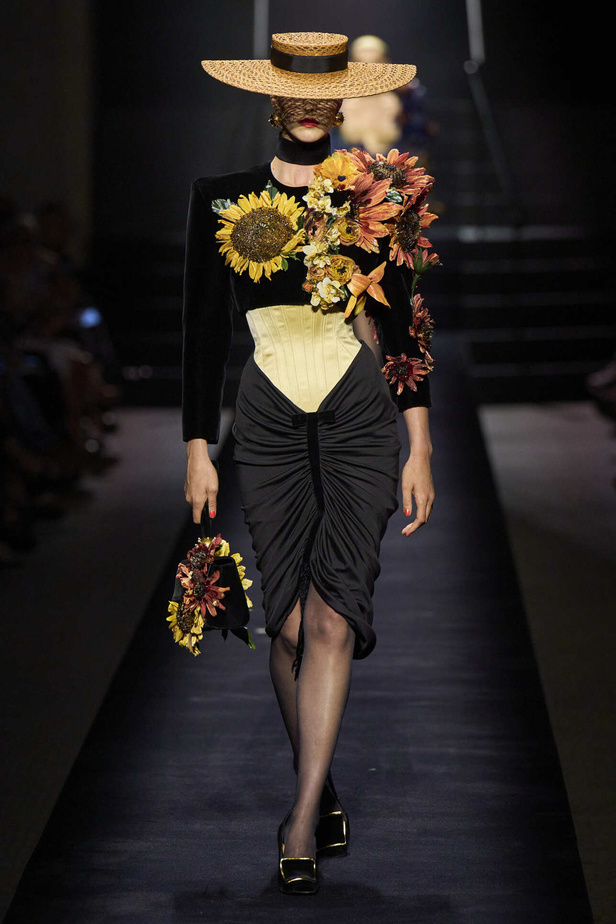 مجموعة Schiaparelli للهوت كوتور تحاكي الجرأة والفخامة في موسم شتاء 2023 