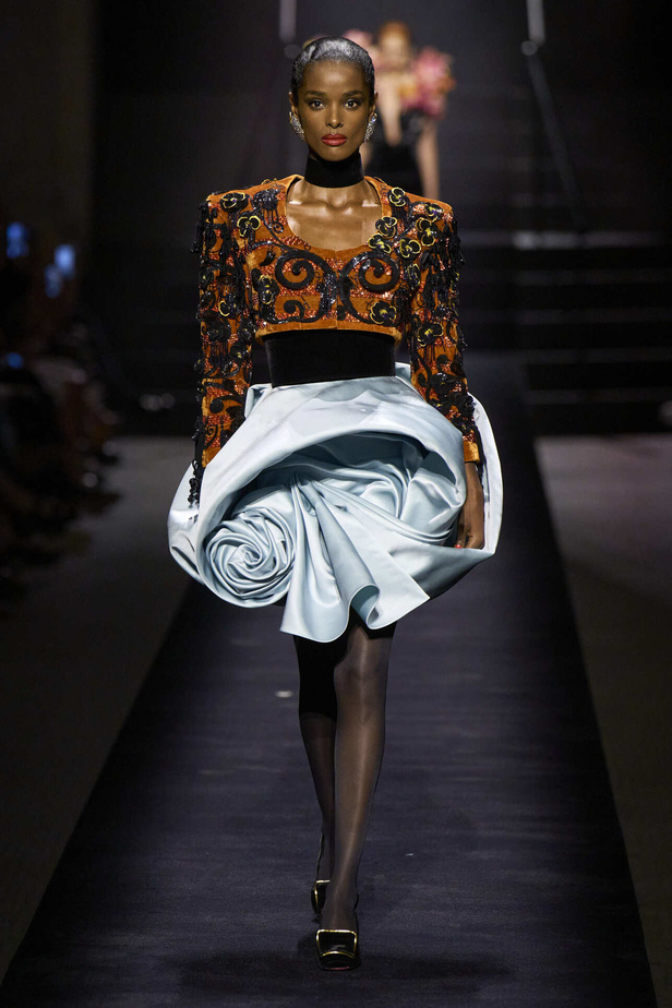 مجموعة Schiaparelli للهوت كوتور تحاكي الجرأة والفخامة في موسم شتاء 2023 