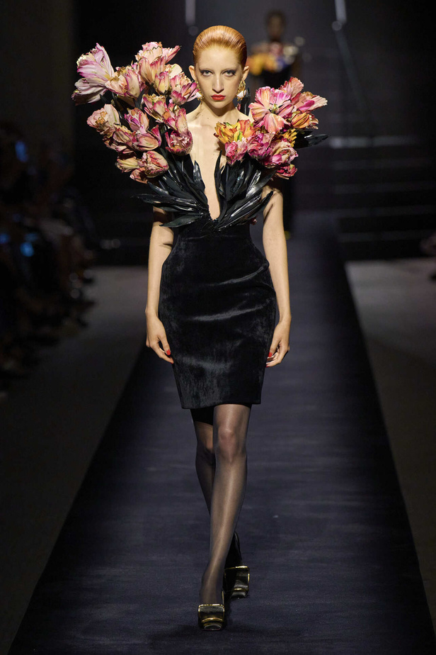 مجموعة Schiaparelli للهوت كوتور تحاكي الجرأة والفخامة في موسم شتاء 2023 